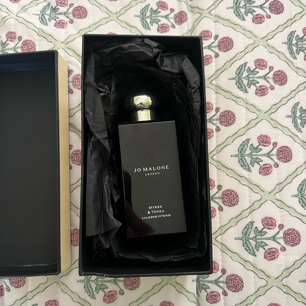 Jo Malone Myrrh & Tonka in Elegant Black